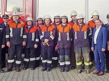 Pr&uuml;flinge und G&auml;ste der Feuerweher Marktrodach mit (von links) KBM Hans Stumpf, Ludwig Klinger, KBM Frank Fischer, Wolfgang Str&ouml;hlein, KBI Matthias Schuhb&auml;ck, Hans-Joachim Maier, Gruppenf&uuml;hrer KBI Hans-Ulrich M&uuml;ller, B&uuml;rgermeister Norbert Gr&auml;bner (6. v. rechts) und daneben Kommandant Andre Kestel mit den stellv. B&uuml;rgermeistern Foto: Schuhb&auml;ck