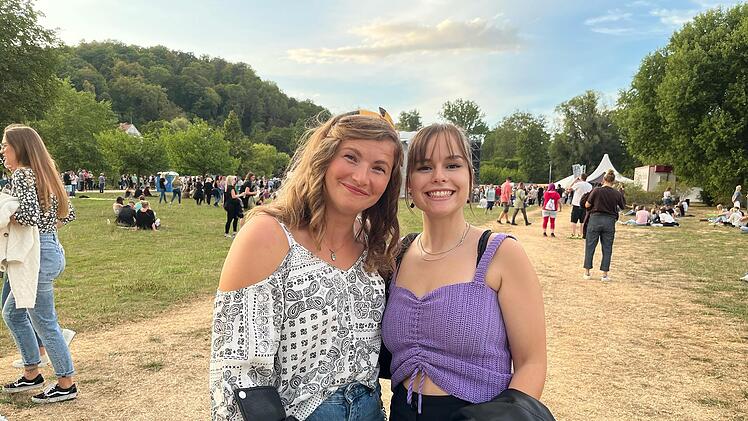 Maria (links) und Katha (rechts) vor dem Konzert.