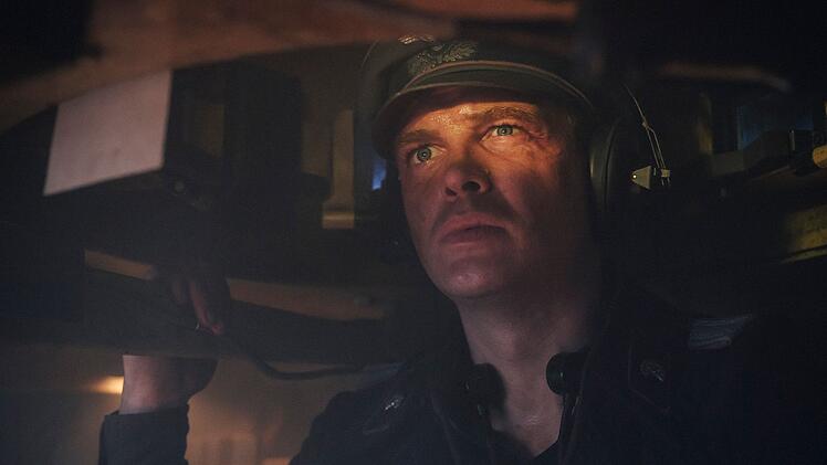 Panzerkommandeur Philip Gerkens (David Sch&uuml;tter) versucht, aus dem mysteri&ouml;sen Auftrag, den er erhielt, schlau zu werden.