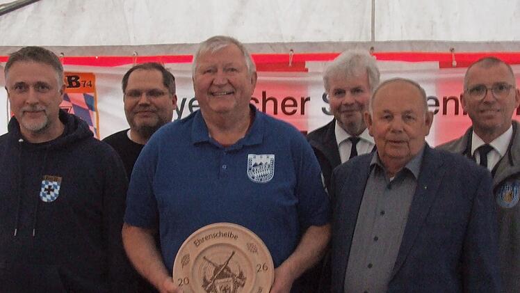 Sichtlich erfreut zeigt sich der Ehrenscheibengewinner Frank Kubat, hier zusammen mit (von links) Thiemo Schlesinger, Jens M&uuml;ller, Bernd H&ouml;ppel, Roland Lowig und J&uuml;rgen Panzer.