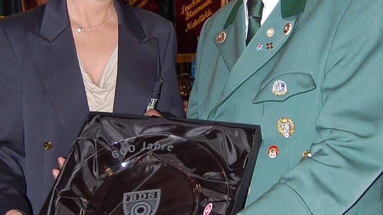 Die Präsidentin des Bundes Bayerischer Schützen, Sigrid Schuh, schenkte Schützenmeister Siegfried Jäkel einen Erinnerungsteller.