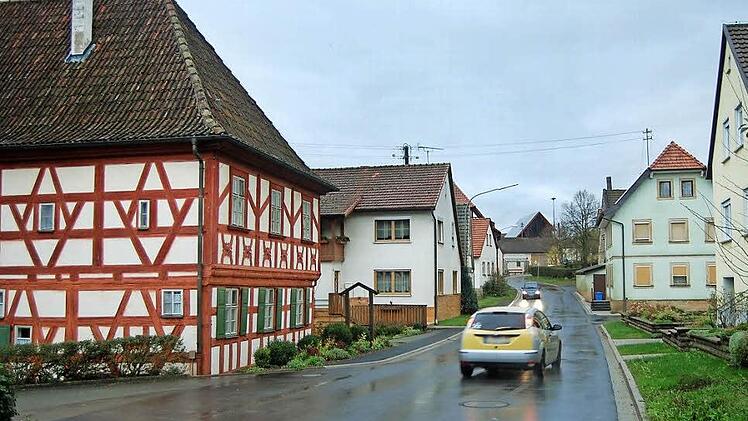 Bei der Erneuerung der Ortsdurchfahrt Eggenbach wurden 4100 Quadratmeter asphaltiert und 950 Meter Rinnsteine gesetzt. Fotos: Andreas Welz