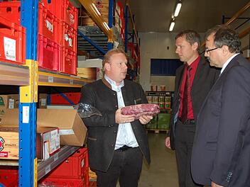 Detlef Bauer (links) erklärt Bürgermeister Marco Steiner und Landtagsvizepräsident Peter Meyer (rechts) worauf es im schwierigen Geschäft des Lebensmittelgroßhandels ankommt. Foto: Rainer Lutz