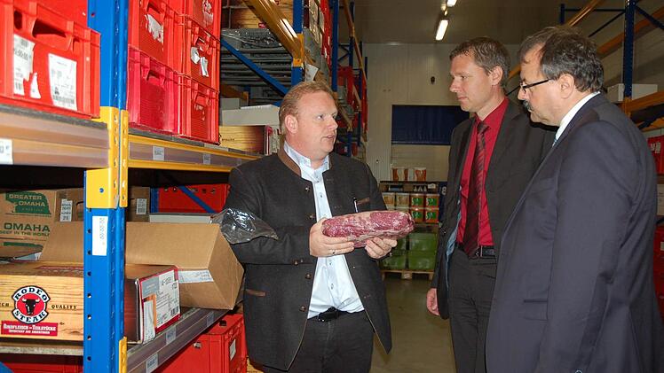 Detlef Bauer (links) erklärt Bürgermeister Marco Steiner und Landtagsvizepräsident Peter Meyer (rechts) worauf es im schwierigen Geschäft des Lebensmittelgroßhandels ankommt. Foto: Rainer Lutz