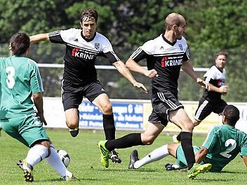 Die Sander Peter Heyer, Florian Gundelsheimer und Neuzugang Florian Pickel (v. l.) können sich gegen die Pettstadter Simon Friedrich (Nr. 3) und Oliver Riley (Nr. 2) nicht durchsetzen. Foto: sportpress