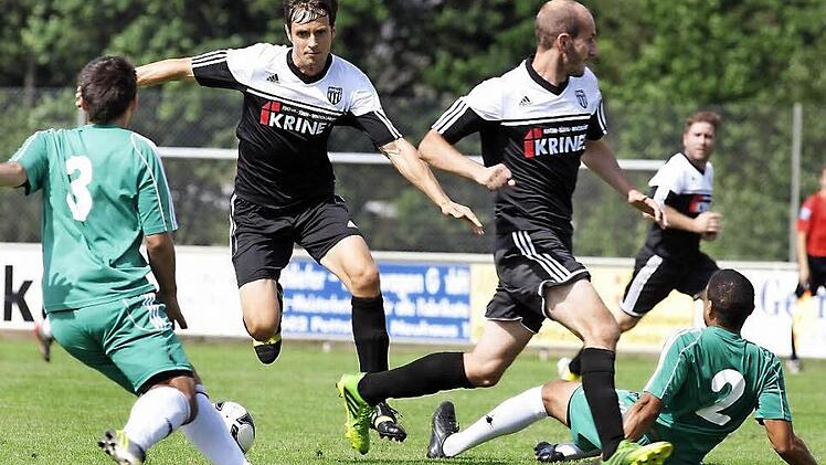 Die Sander Peter Heyer, Florian Gundelsheimer und Neuzugang Florian Pickel (v. l.) können sich gegen die Pettstadter Simon Friedrich (Nr. 3) und Oliver Riley (Nr. 2) nicht durchsetzen. Foto: sportpress
