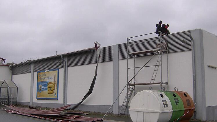 Die Reparaturarbeiten laufen. Foto: Petra Malbrich