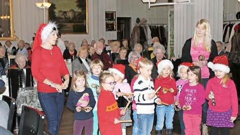 Buben und Mädchen aus dem Sinnberg-Kindergarten traten beim Senioren-Nachmittag auf. Foto: Nürnberger