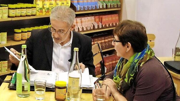 Brigitte Kieslinger geht mit ihrem Berater die Neuheiten seiner Firma durch, um immer auf dem neuesten Stand zu sein.  Foto: privat