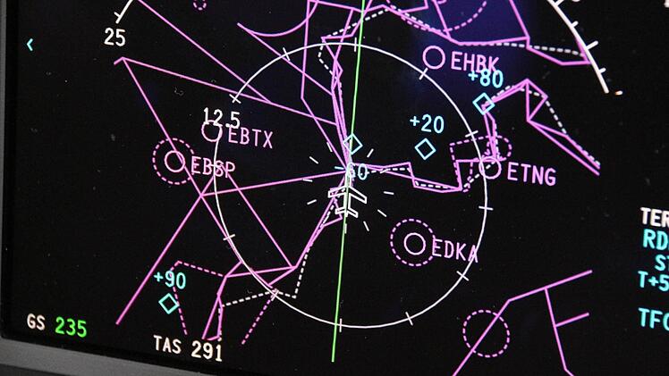 Kontrollanzeige im Cockpit - es fliegt der Autopilot.