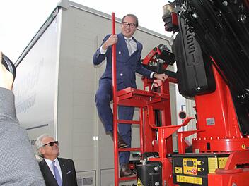 Hoch hinaus: Der Minister Alexander Dobrindt kennt sich mit schwerem Gerät und den Lastenhebern bestens aus.  Foto: Michael Busch