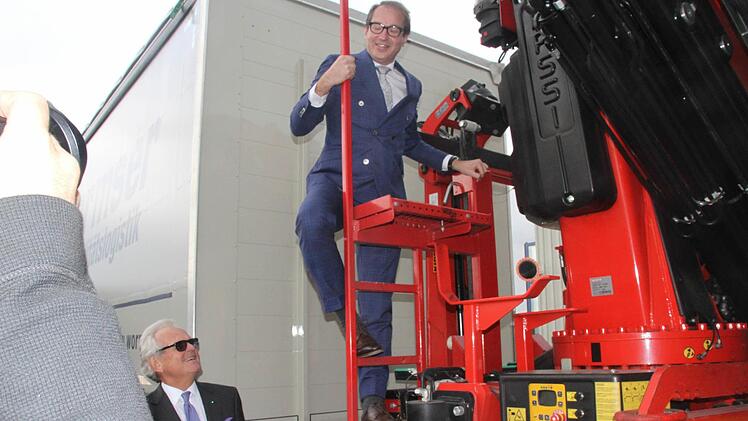 Hoch hinaus: Der Minister Alexander Dobrindt kennt sich mit schwerem Gerät und den Lastenhebern bestens aus.  Foto: Michael Busch