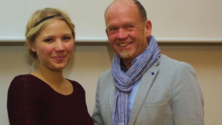Die neue Gemeinde-Jugendpflegerin von "Pro Jugend", Laura Wilm (l.), wurde von Bürgermeister Karlheinz Kickuth begrüßt.  Foto: Winfried Ehling