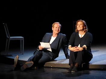 Suzanne von Borsody und Guntbert Warns in der gefeierten Darstellung des modernen Totentanzes "Konstellationen", dem Welterfolg des jungen britischen Dramatikers Nick Payne,  beim Theaterring im Bad Kissinger Kurtheater. Gerhild Ahnert