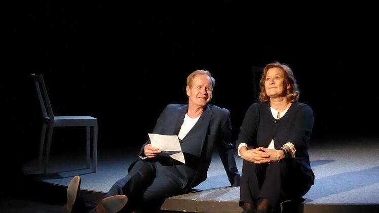 Suzanne von Borsody und Guntbert Warns in der gefeierten Darstellung des modernen Totentanzes "Konstellationen", dem Welterfolg des jungen britischen Dramatikers Nick Payne,  beim Theaterring im Bad Kissinger Kurtheater. Gerhild Ahnert
