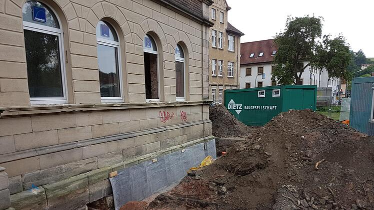 Ein Graben tut sich um das Gebäude auf. Foto: Marco Meißner