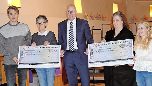 Spenden&uuml;bergabe in der Heiligkreuzkirche (von links): Julian Franz (Sch&uuml;lersprecher der BOS), Siegrid Ott-Beterke (Vorsitzende des Tierschutzvereins), Oberstudiendirektor Gerhard Schmid, Kerstin Wachter und Natalie Fehre (Sch&uuml;lersprecherin der FOS)  Foto: Anja Golle