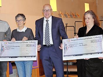 Spenden&uuml;bergabe in der Heiligkreuzkirche (von links): Julian Franz (Sch&uuml;lersprecher der BOS), Siegrid Ott-Beterke (Vorsitzende des Tierschutzvereins), Oberstudiendirektor Gerhard Schmid, Kerstin Wachter und Natalie Fehre (Sch&uuml;lersprecherin der FOS)  Foto: Anja Golle