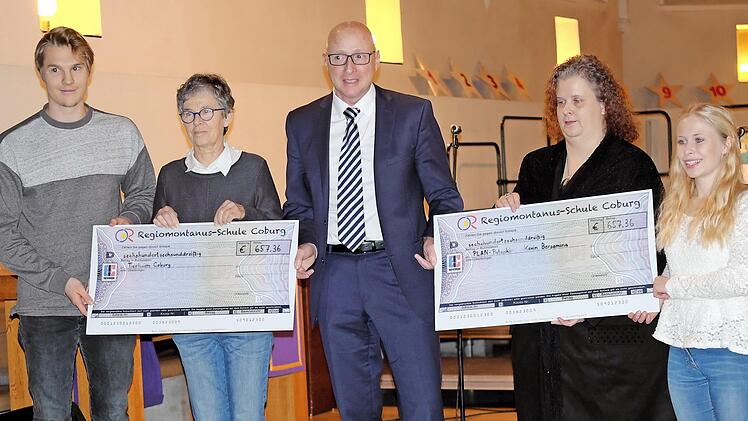 Spenden&uuml;bergabe in der Heiligkreuzkirche (von links): Julian Franz (Sch&uuml;lersprecher der BOS), Siegrid Ott-Beterke (Vorsitzende des Tierschutzvereins), Oberstudiendirektor Gerhard Schmid, Kerstin Wachter und Natalie Fehre (Sch&uuml;lersprecherin der FOS)  Foto: Anja Golle