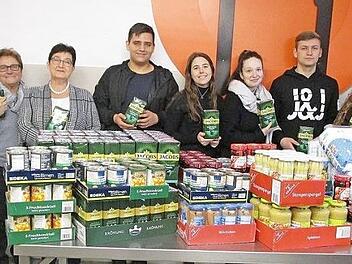 Die Auszubildenden kauften Kaffee und Konserven f&uuml;r die Erlanger Tafel. Foto: privat