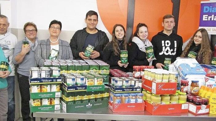 Die Auszubildenden kauften Kaffee und Konserven f&uuml;r die Erlanger Tafel. Foto: privat
