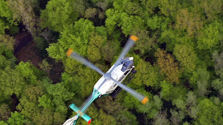 Nach einer Geldautomatensprengung  in Unterfranken sind die Täter noch auf der Flucht. . Die Polizei sucht auch mit einem Hubschrauber nach den Flüchtigen. Symbolbild: Ronald Rinklef