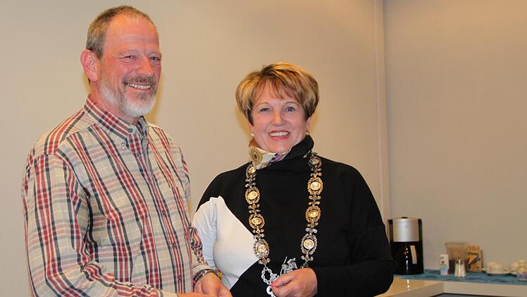 Der scheidende Stadtrat Erwin Miller mit Bürgermeisterin Brigitte Meyerdierks Foto: Ulrike Müller