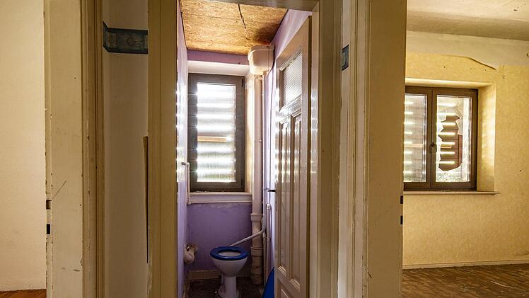 Längst verlassen sind die Wohnungen im Obergeschoss des Bahnhofsgebäudes. Foto: Jürgen Hüfner