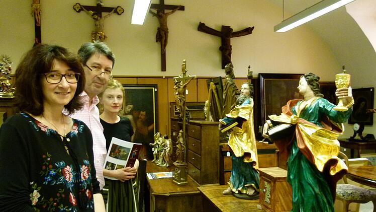 Sie führten die Auktion durch (v.l.): Viviane Kafitz, Heinz-Dietmar Richter und Juliana Beljakow. Foto: Marion Krüger-Hundrup