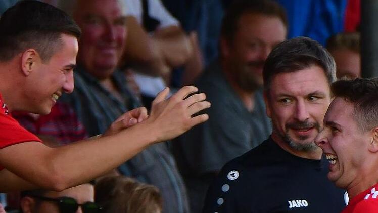 Nach seinem F&uuml;hrungstreffer kommt der Lichtenfelser Lukasz Jankowiak (rechts) zur Wechselbank um mit Tobias Zollnhofer zu feiern. Foto: Gunther Czepera