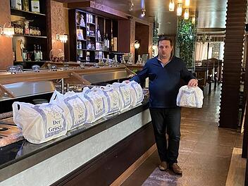 Niko Kalianidis, Inhaber des Restaurants "Poseidon" in Bayreuth,  bietet  den Menschen, die gerade im Kampf gegen das Corona-Virus alles geben, kostenloses Essen an.  Foto: Niko Kalianidis