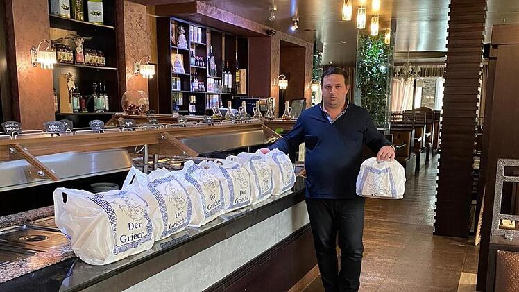 Niko Kalianidis, Inhaber des Restaurants "Poseidon" in Bayreuth,  bietet  den Menschen, die gerade im Kampf gegen das Corona-Virus alles geben, kostenloses Essen an.  Foto: Niko Kalianidis