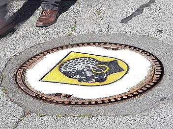An vielen Stellen im Stadtbild ist das Wappen mit dem Coburger Mohr vorhanden. Auch auf Kanaldeckeln in der Innenstadt ist das Profil zu sehen. In der Hohen Straße (Bild), in Seidmannsdorf und Scheuerfeld hat Sprayer Alex mit Farbe dem Coburger Schutzpatron gehuldigt.  Foto: Christoph Winter