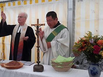 Ökumene war für Reinhard Wolf (links) schon sehr früh mehr als ein Schlagwort. Oft feierte der evangelische Geistliche zusammen mit seinen katholischen Amtsbrüdern wie beispielsweise Diakon Kim Sell (rechts) eindrucksvolle Gottesdienste, die bei den Besuchern nachhaltig in Erinnerung blieben. Foto: Rolf Pralle