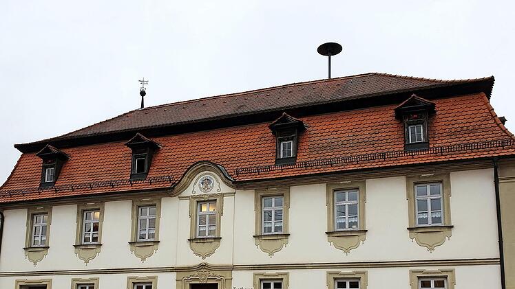 Im Rathaus von Wachenroth sitzen sechs neue Gemeinderäte. Foto: Johanna Blum