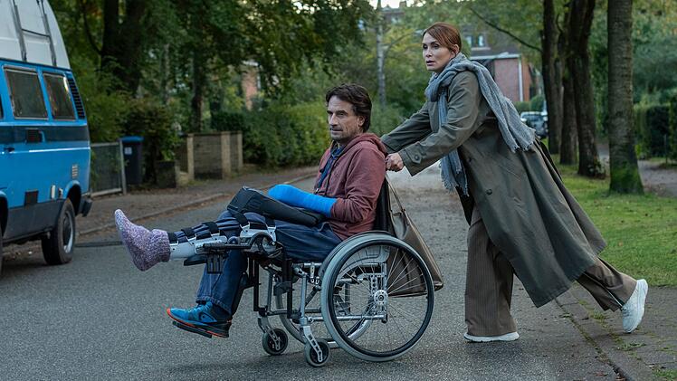 Mitgefangen, mitgehangen: Nachdem Katharina (Anja Kling) Erik (Oliver Mommsen) angefahren hat und er vorübergehend im Rollstuhl sitzt, muss sie sich wohl oder übel um ihn kümmern.