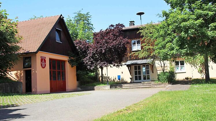 Feuerwehr (links) und Rotes Kreuz (rechts) sind in Bramberg direkte Nachbarn. 2016 könnte sich das ändern. Foto: Eckehard Kiesewetter