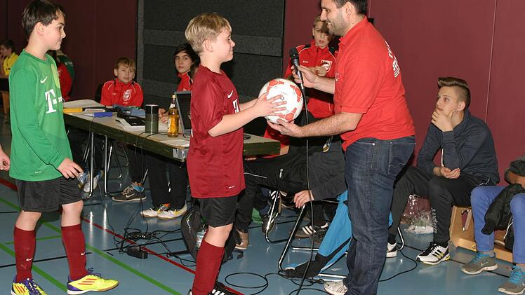 Siegerehrung beim der F-Jugend mit Turnierleiter Thomas Blasquez (rechts).