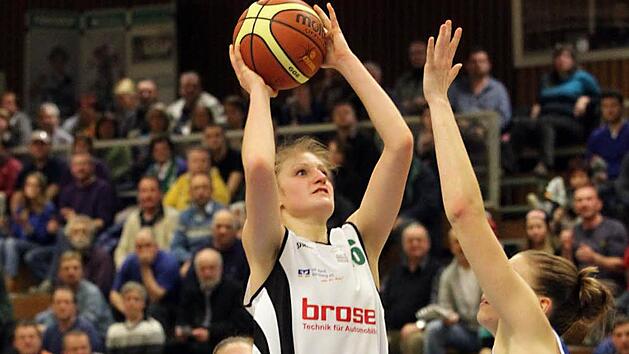 21 Punkte: pers&ouml;nlicher Bundesliga-Rekord f&uuml;r Alina Hartmann (l.), die sich hier von der Hallenserin Christina Schnorr nicht aufhalten l&auml;sst und trifft. Fotos: sportpress