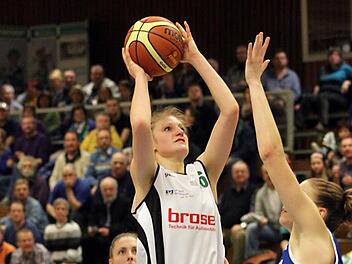 21 Punkte: pers&ouml;nlicher Bundesliga-Rekord f&uuml;r Alina Hartmann (l.), die sich hier von der Hallenserin Christina Schnorr nicht aufhalten l&auml;sst und trifft. Fotos: sportpress