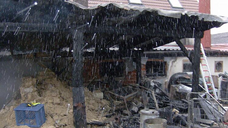 Gaststätte bei Weißenohe hat am 29.1.2015 gebrannt. Foto: Petra Malbrich