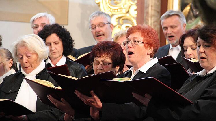 Der Kasendorfer Kirchenchor sang am Samstagabend in der Kasendorfer Kilianskirche den Messias. Foto: Katharina Müller-Sanke