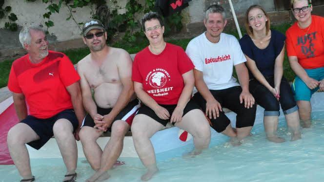 Der Vorstand des Schwimmbadvereins im neuen Kinderplanschbecken, von links Vorsitzender Olaf Betz, sein Stellvertreter Klaus Grimmer, Kassiererin Beate Giebfried, Schriftführer Jürgen Klug und die Beiräte Christen Pietsch, Julia Dinkel und Steffi Fischer. Foto: Simon Albrecht