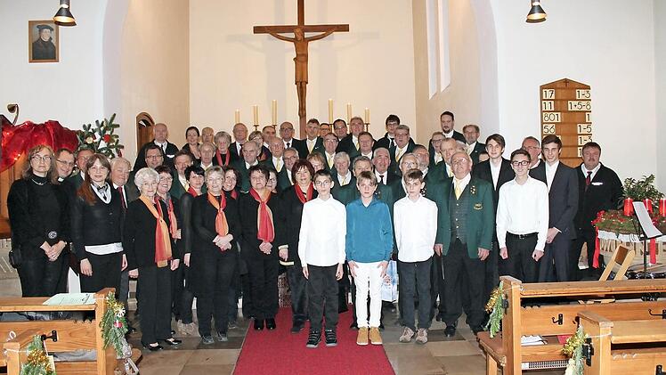 Ein voller Erfolg war in der Hummendorfer Kirche das Weihnachtskonzert. Eng mussten sich die Mitwirkenden beim gemeinsamen Abschlusslied im Altarraum zusammenstellen. Foto: Annerose Oßwald