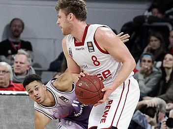 Lucca Staiger (mit Ball) sprühte nach der Geburt seiner Tochter vor Energie. Da konnte Gegenspieler Andrew Onwuegbuzie schon mal ins Straucheln geraten.Fotos: sportpress