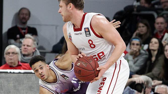 Lucca Staiger (mit Ball) sprühte nach der Geburt seiner Tochter vor Energie. Da konnte Gegenspieler Andrew Onwuegbuzie schon mal ins Straucheln geraten.Fotos: sportpress