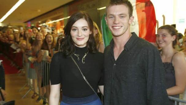 Maria Ehrich und Jannis Niewöhner spielen die Hauptrollen in "Smaragdgrün". Foto: Concordefilm