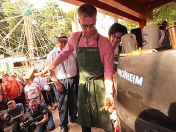Gekonnt zapfte OB Uwe Kirschstein das erste Fass Festbier an. Foto: Josef Hofbauer