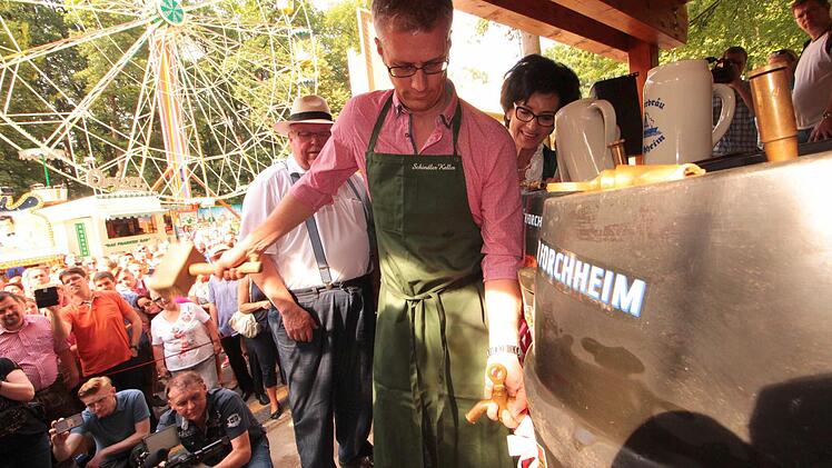 Gekonnt zapfte OB Uwe Kirschstein das erste Fass Festbier an. Foto: Josef Hofbauer