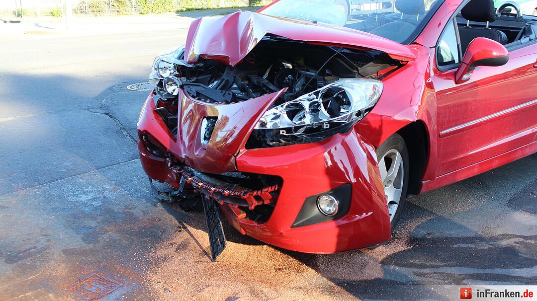 Frontalcrash zweier Pkw im Kreuzungsbereich - Beide Fahrerinnen schwer verletzt